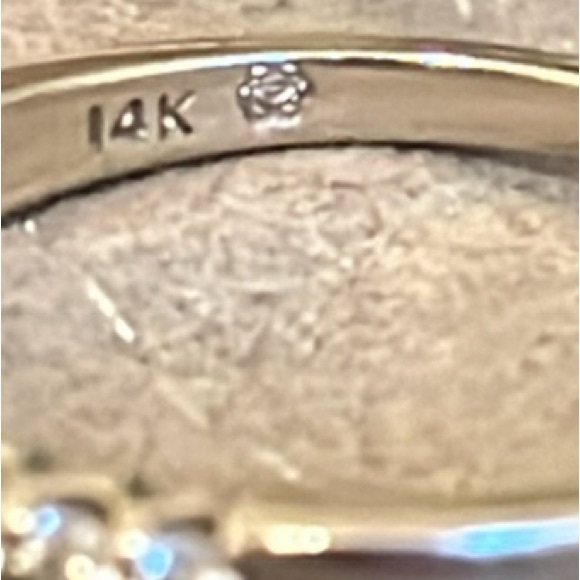 Diamond wedding band women’s size 7 purchased at Macy’s 14K white gold - Picture 6 of 6